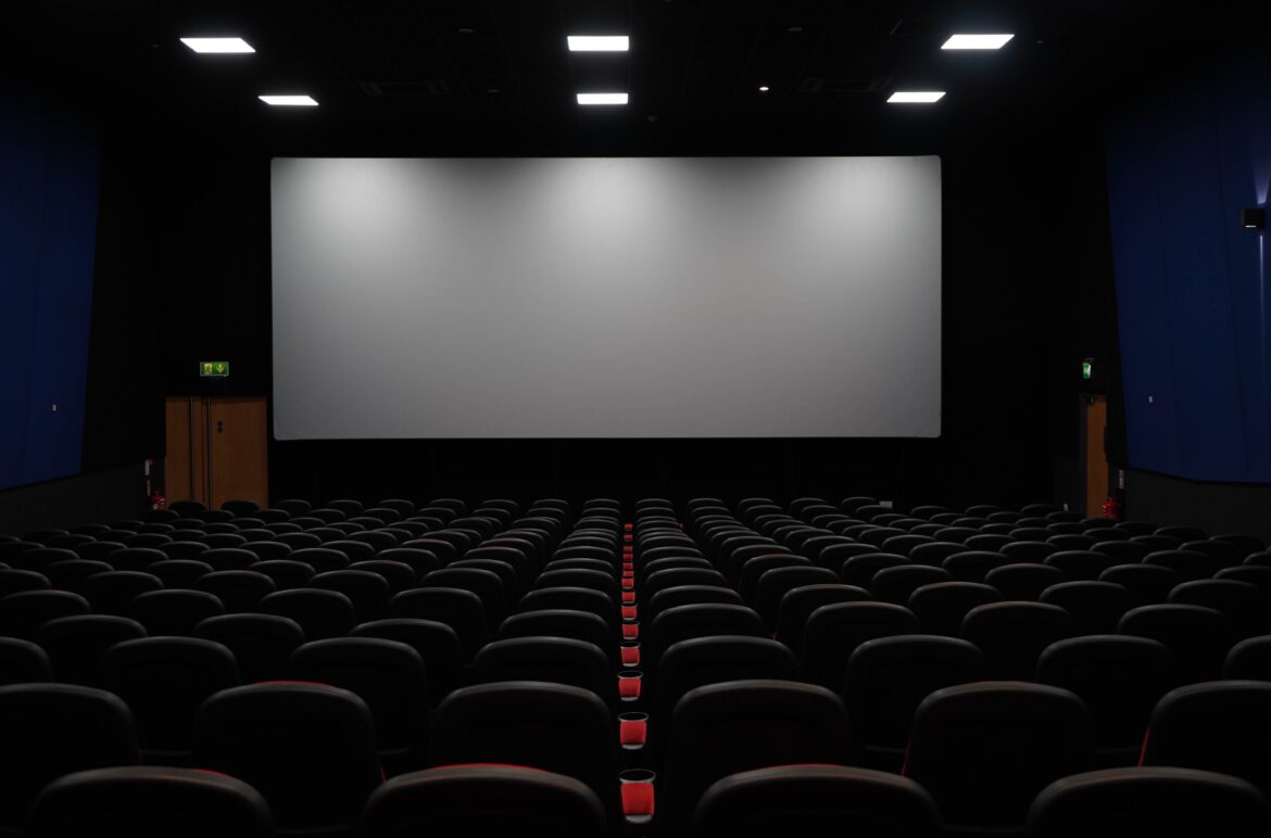 Beamer Leinwand Neben dem Beamer ist eine gute Beamer Leinwand wichtig für das perfekte Filmerlebnis