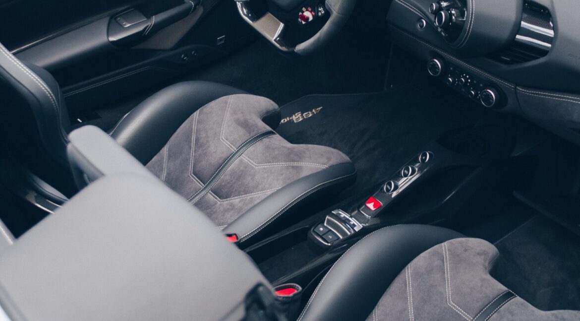 Du erfährst wie du dein Alcantara richtig pflegen kannst